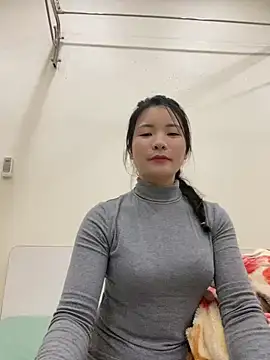 Bee Yellow00 online show from December 2, 2025, 4:29 am