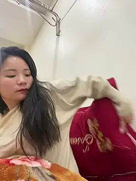 Bee Yellow00 online show from February 4, 2026, 4:51 am