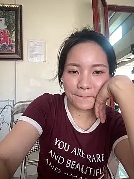 Bee Yellow00 online show from April 10, 2026, 8:19 am