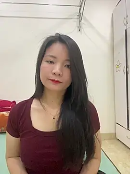 Bee Yellow00 online show from May 13, 2026, 4:32 am
