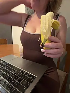 Snapshot of Kimmeow chatting on April 27, 2026, 4:49 pm Kimmeow online show from April 27, 2026, 4:49 pm