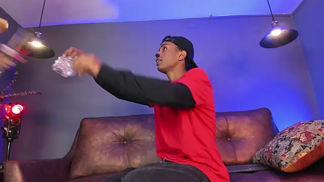 Snapshot of Suckdream1 chatting on October 31, 2025, 7:37 pm Suckdream1 online show from October 31, 2025, 7:37 pm