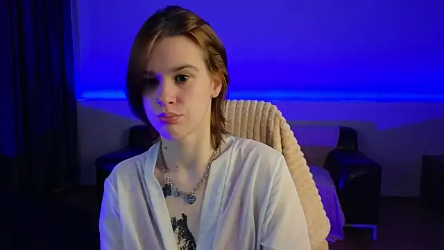 LoraPuffs online show from June 9, 2026, 2:17 pm