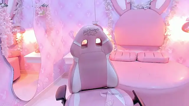 SofhiCute online show from December 18, 2025, 11:49 am