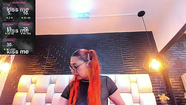 EmilyyRed online show from November 14, 2025, 8:40 pm