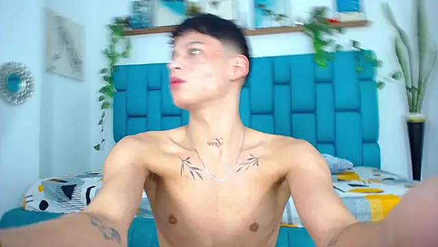 Hot Boys Latinos X online show from November 28, 2025, 10:01 pm