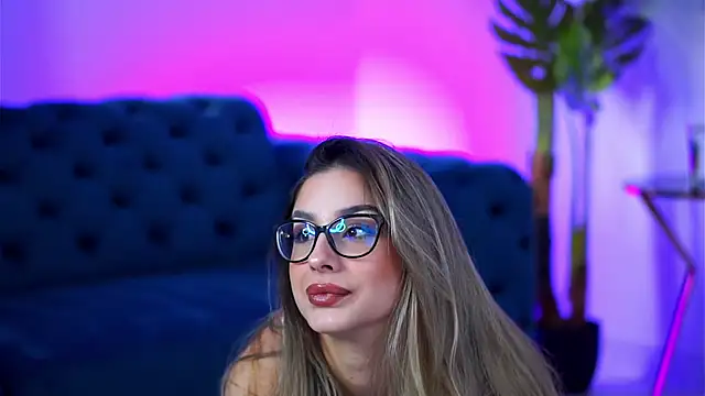 MaddieBryggs online show from November 15, 2025, 10:01 am