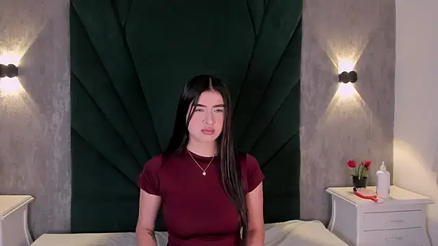 EmiliClarke online show from April 4, 2026, 11:29 am