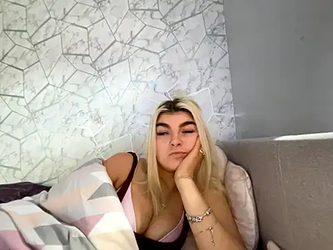 rosie-hipstergal online show from November 18, 2025, 1:04 pm