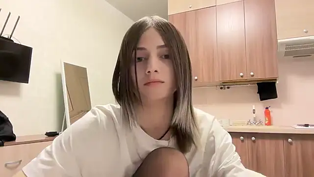 AidaGloshen online show from October 30, 2025, 6:19 pm