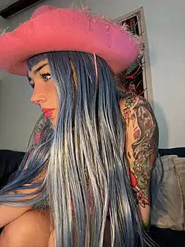 NinaHex online show from November 14, 2025, 1:54 pm