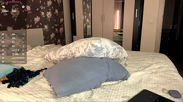 MiraVandee online show from October 31, 2025, 4:19 pm