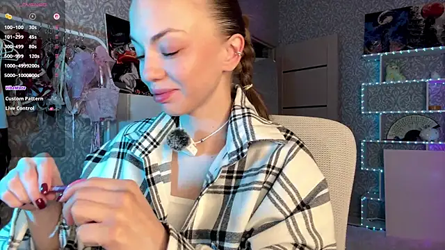 MiraVandee online show from November 3, 2025, 5:09 am