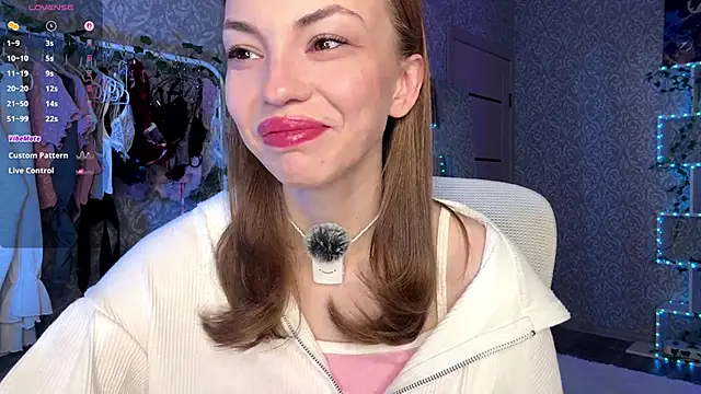 MiraVandee online show from November 7, 2025, 5:07 am