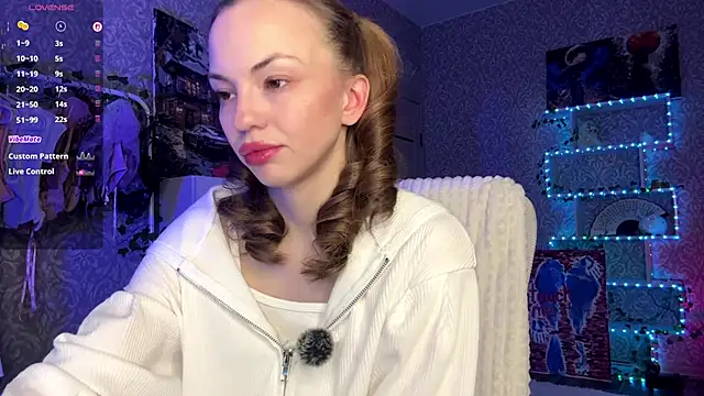 MiraVandee online show from November 12, 2025, 5:08 am