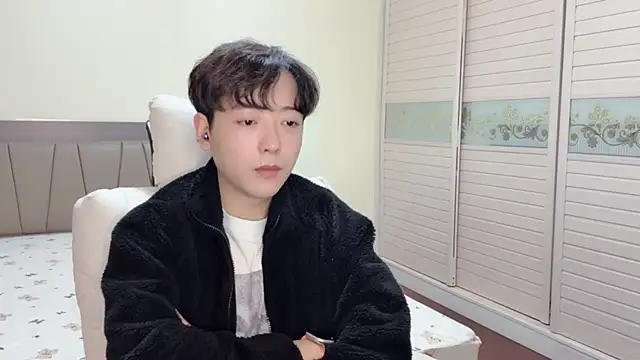 xiaoxiao1025 online show from November 10, 2025, 12:15 pm