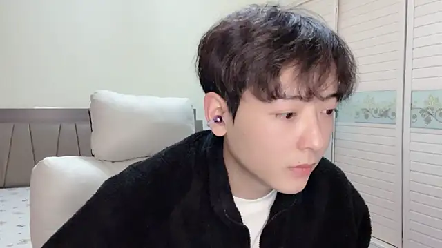 xiaoxiao1025 online show from November 16, 2025, 12:22 pm