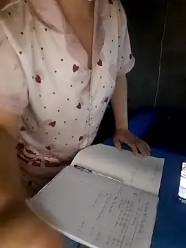 Snapshot of Zinny112 chatting on November 16, 2025, 5:29 pm Zinny112 online show from November 16, 2025, 5:29 pm