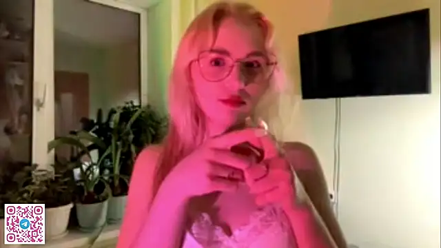 LatanyaRein online show from November 11, 2025, 1:44 pm