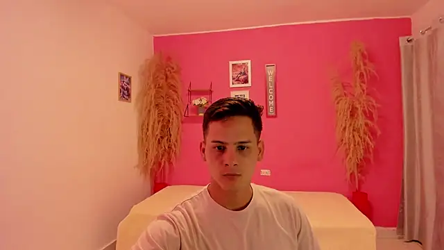 elmasmas01 online show from November 12, 2025, 10:09 pm