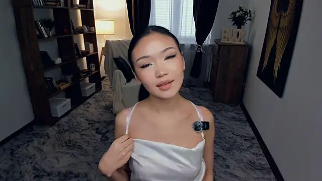 Snapshot of OnieClose chatting on November 15, 2025, 8:11 am OnieClose online show from November 15, 2025, 8:11 am