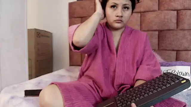 Snapshot of Latina_Kimky chatting on November 8, 2025, 8:40 pm Latina Kimky online show from November 8, 2025, 8:40 pm