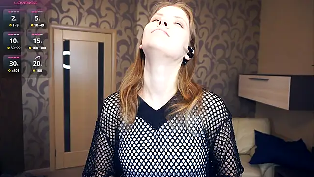 YoshieGradney online show from November 10, 2025, 4:11 am