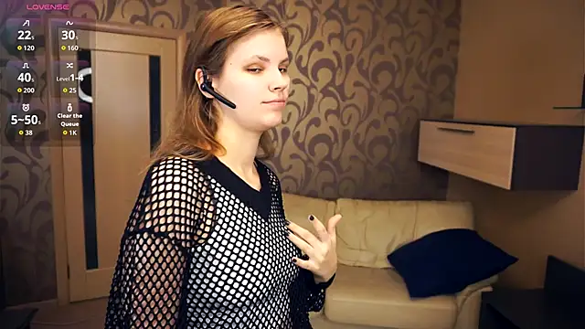 YoshieGradney online show from November 13, 2025, 4:11 am