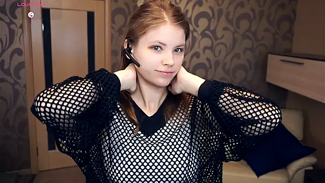 YoshieGradney online show from November 14, 2025, 4:22 am