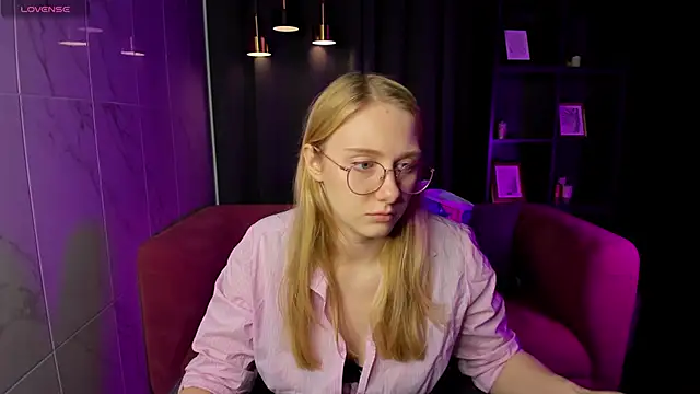 Liana Ln online show from December 15, 2025, 1:26 pm