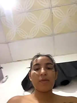 Snapshot of zui_luu chatting on December 1, 2025, 5:23 am zui luu online show from December 1, 2025, 5:23 am