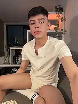 Snapshot of aronnhidden chatting on July 12, 2026, 2:57 am aronnhidden online show from July 12, 2026, 2:57 am