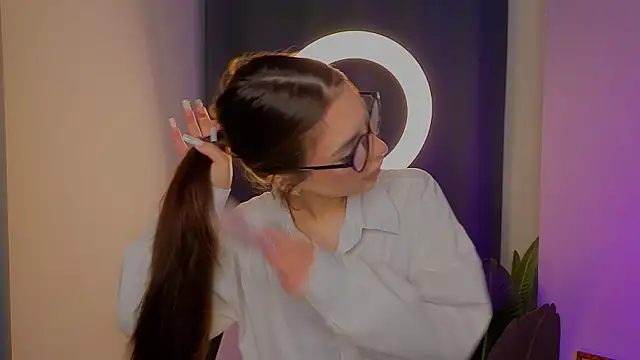 LauraHansil online show from April 15, 2026, 7:58 pm