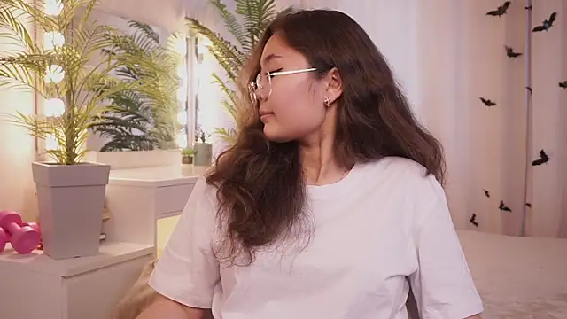 LeanoraBierod online show from October 29, 2025, 10:28 am