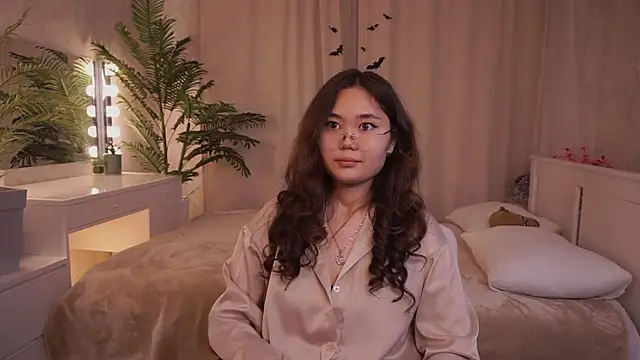 LeanoraBierod online show from October 30, 2025, 1:45 pm