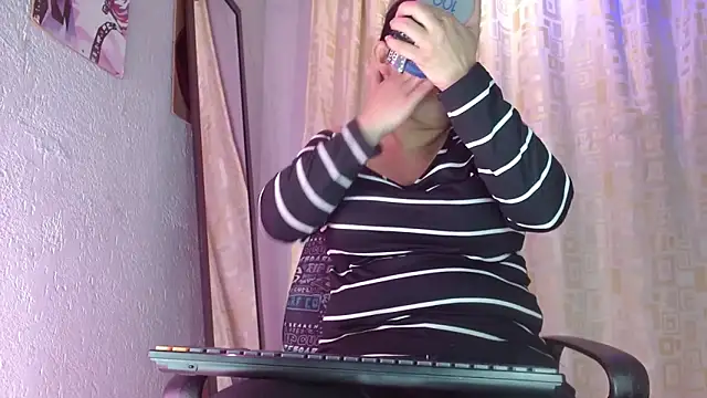 Snapshot of Camille_Sinclair chatting on November 17, 2025, 8:14 pm Camille Sinclair online show from November 17, 2025, 8:14 pm