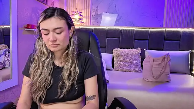 Im-Lola online show from November 26, 2025, 7:59 pm