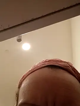 Snapshot of Karebearz1 chatting on November 28, 2025, 8:22 pm Karebearz1 online show from November 28, 2025, 8:22 pm