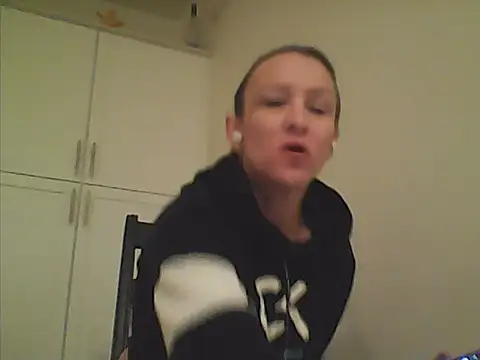 Snapshot of Karebearz1 chatting on April 6, 2026, 12:39 pm Karebearz1 online show from April 6, 2026, 12:39 pm