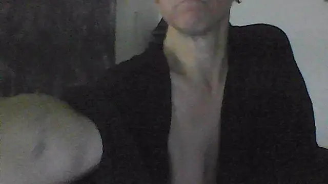 Snapshot of Karebearz1 chatting on April 16, 2026, 11:33 am Karebearz1 online show from April 16, 2026, 11:33 am