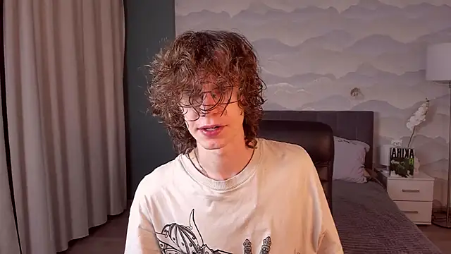 Snapshot of LeoBensyten chatting on February 10, 2026, 10:25 pm LeoBensyten online show from February 10, 2026, 10:25 pm