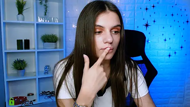 lisa dark  online show from June 3, 2026, 2:33 pm