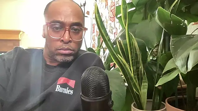 Snapshot of TraddyZaddy chatting on November 7, 2025, 7:03 pm TraddyZaddy online show from November 7, 2025, 7:03 pm