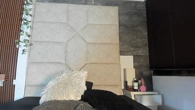 Liia Leens online show from February 14, 2026, 4:31 am