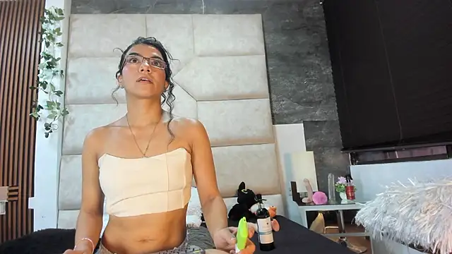 Liia Leens online show from February 26, 2026, 5:56 pm