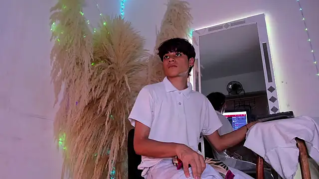 Snapshot of Leo_Glow chatting on February 10, 2026, 7:51 pm Leo Glow online show from February 10, 2026, 7:51 pm