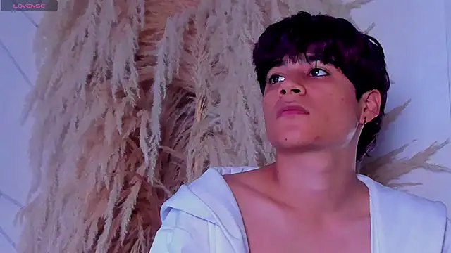 Snapshot of Leo_Glow chatting on February 14, 2026, 12:35 pm Leo Glow online show from February 14, 2026, 12:35 pm