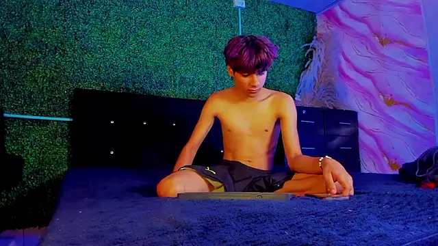 Snapshot of Leo_Glow chatting on February 19, 2026, 1:07 pm Leo Glow online show from February 19, 2026, 1:07 pm