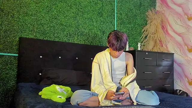 Snapshot of Leo_Glow chatting on February 25, 2026, 12:59 pm Leo Glow online show from February 25, 2026, 12:59 pm