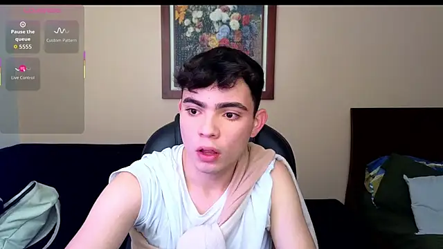 petitegigant33 online show from November 6, 2025, 1:34 pm